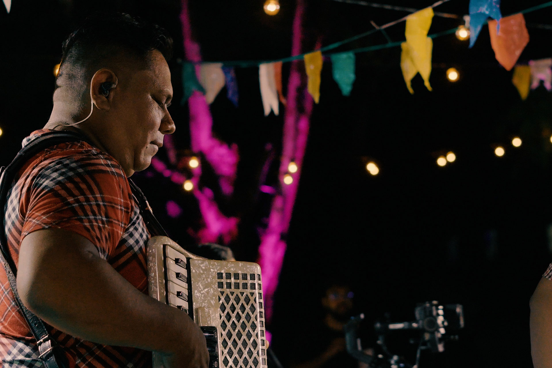 Sanfoneiro tocando no set do tropa do forró